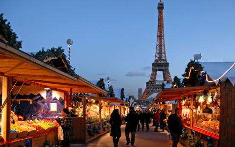 Un village de Noël gourmand au pied de la Tour Eiffel